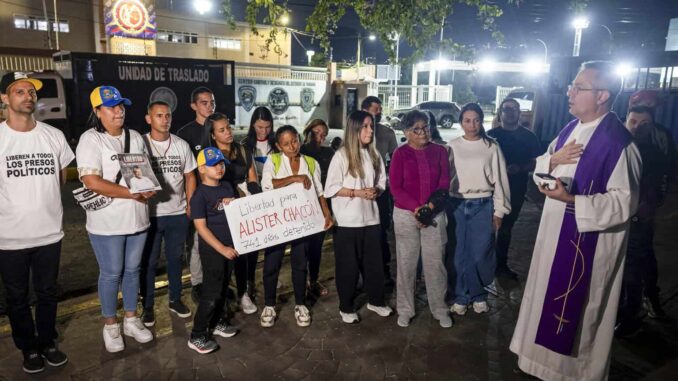 Familiares de presos políticos hacen vigilia en Caracas por la liberación de sus parientes