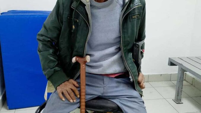 Piden apoyo para localizar a familia de hombre extraviado