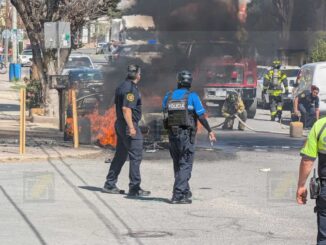 Incendio consume vehículo en el Centro
