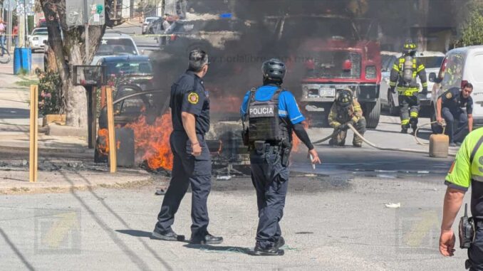Incendio consume vehículo en el Centro