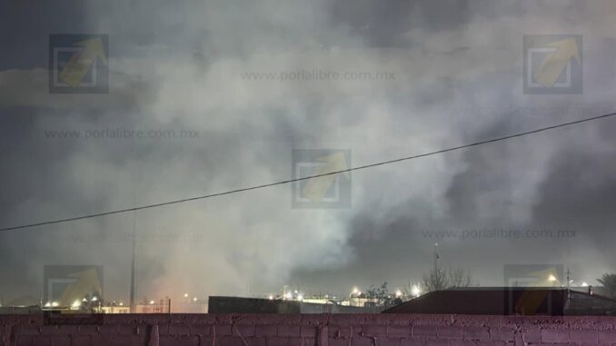 Voraz incendio arrasa tejabanes, un cuarto y madera acumulada en Granjas del Valle