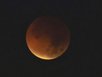 Eclipse lunar total tiñe de rojo el cielo desde Asia hasta América