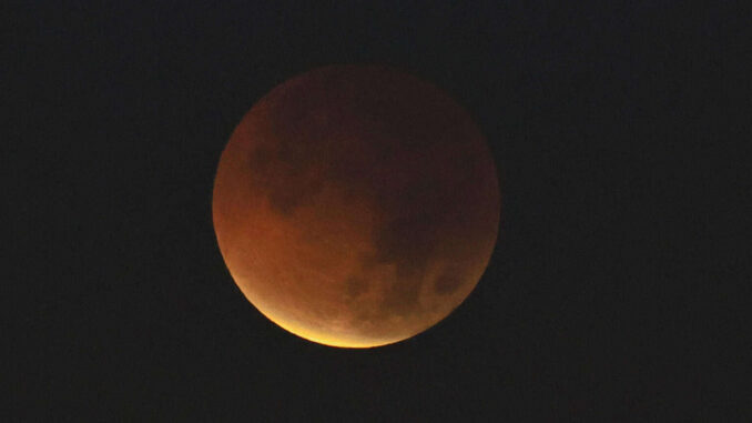 Eclipse lunar total tiñe de rojo el cielo desde Asia hasta América
