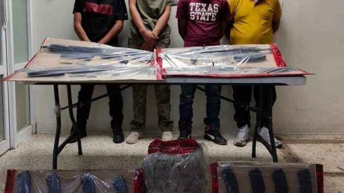 Aseguran a tres tras persecución y balazos en Aldama