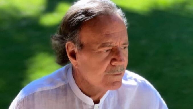 Julio Iglesias demanda a diario español y lo acusa de «montaje» sobre sus abusos sexuales