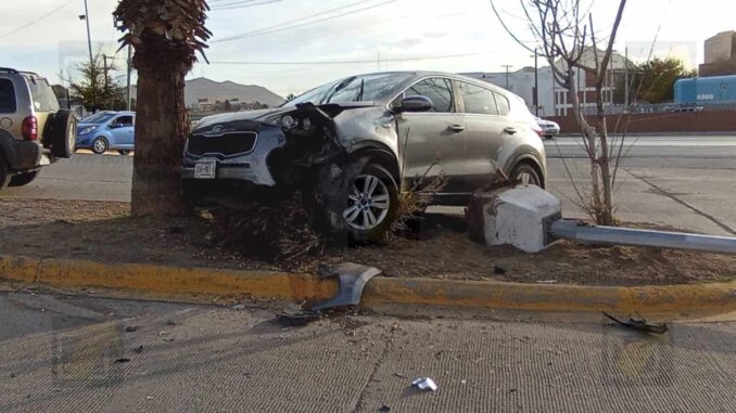 Conductora pierde el control y derriba luminaria en la Teófilo Borunda