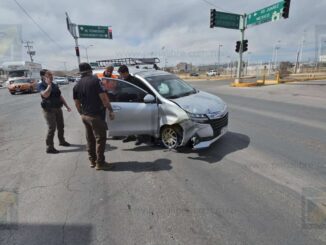 Patrulla municipal provoca choque al incorporarse sin precaución en la avenida Homero
