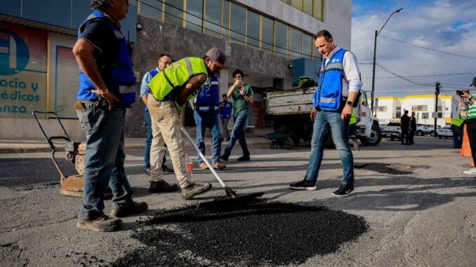 Supervisa Marco Bonilla trabajos de bacheo en la Santo Niño; mantenimiento vial continúa en toda la ciudad