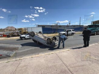 Choque provoca volcadura y congestión vial en la avenida Silvestre Terrazas