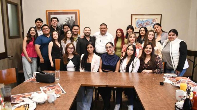 Dialoga Fiscal César Jáuregui con estudiantes de la URN