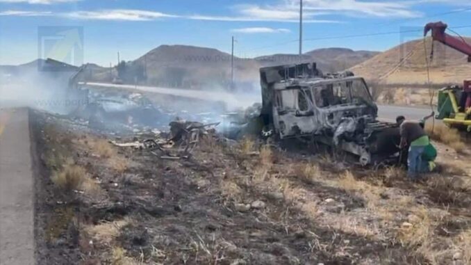 Choque entre tractocamiones provoca incendio y caos vial en la carretera Delicias–Chihuahua