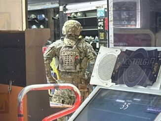 Aseguran decenas de máquinas tragamonedas en operativo conjunto en Plaza de la Tecnología; la clausuran