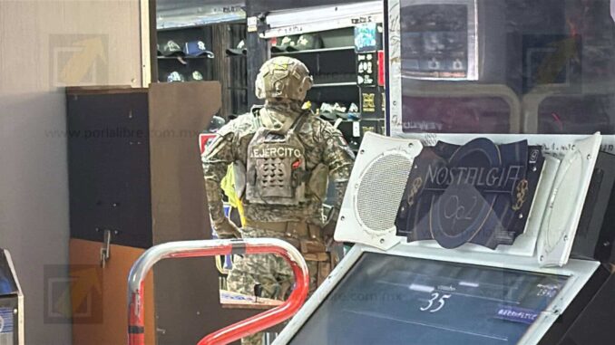 Aseguran decenas de máquinas tragamonedas en operativo conjunto en Plaza de la Tecnología; la clausuran