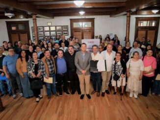 Entrega Marco Bonilla a 74 familias escrituras de sus casas 