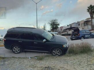 Conductora derrapa por pavimento mojado en La Cantera