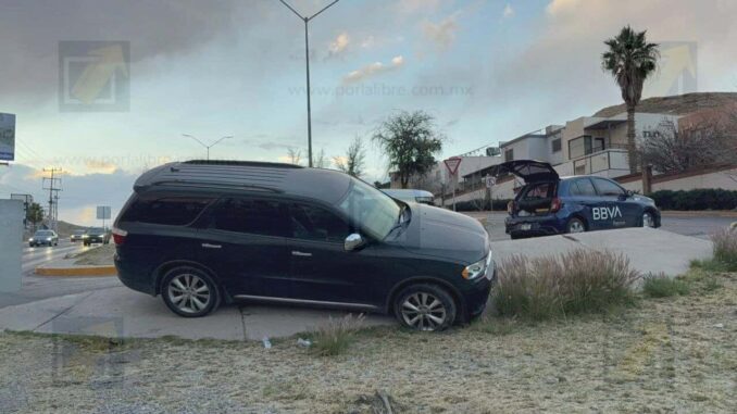 Conductora derrapa por pavimento mojado en La Cantera