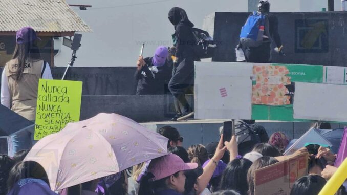Vandalizan glorieta de Pancho Villa previo a marcha del Día Internacional de la Mujer