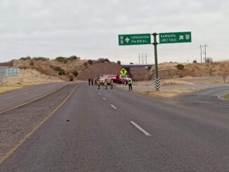 Vuelca pipa con químico en carretera Cuauhtemoc-Chihuahua; cierran tramo y desvían tráfico