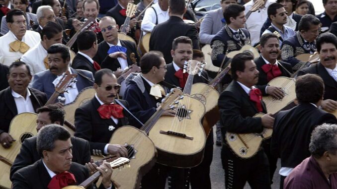 Liberan a jóvenes mariachis mexicanos retenidos por migración en Texas