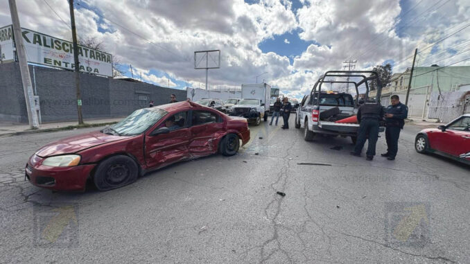 Conductora omite el rojo;  tres atrapados en Flores Magón y calle 60