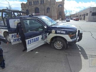 Patrulla estatal provoca choque al ignorar semáforo en rojo en la 20 de Noviembre