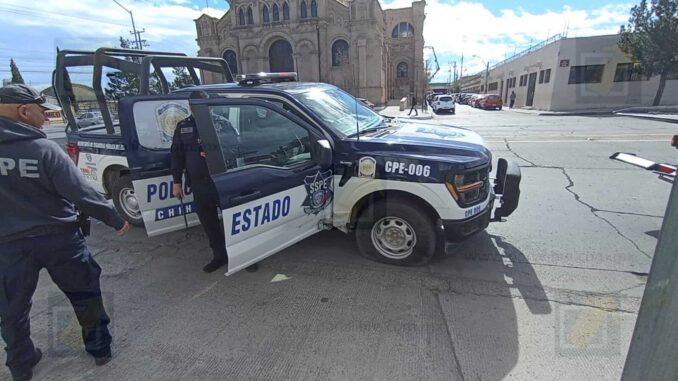 Patrulla estatal provoca choque al ignorar semáforo en rojo en la 20 de Noviembre