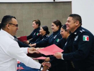 Entregan certificados de preparatoria a 98 elementos de seguridad tras concluir sus estudios