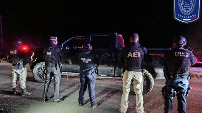 Recuperan en Valle de Zaragoza pick up robada en Chihuahua y detienen a pareja