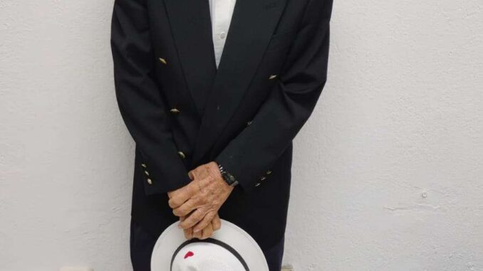 Piden apoyo para encontrar a familia de adulto mayor extraviado