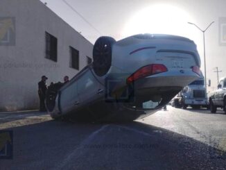 Vuelca tras chocar contra luminaria en acceso a San Guillermo