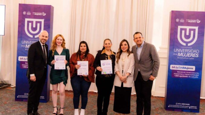 Entrega Marco Bonilla reconocimiento a primeras egresadas de la Universidad de las Mujeres