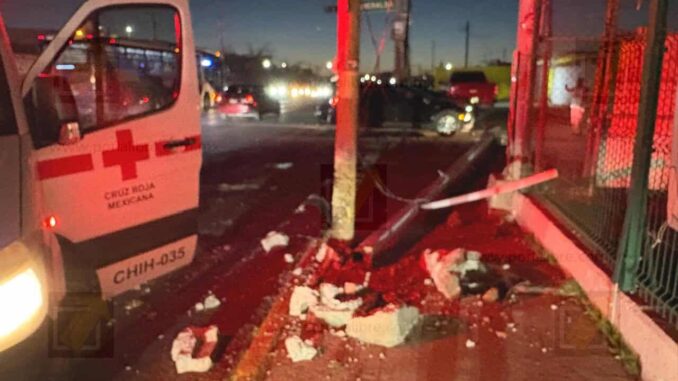 Choque contra poste deja lesionados y provoca apagón en cruce de la Fuentes Mares 