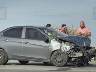 Choque y volcadura en el Lombardo Toledano deja dos conductores lesionados