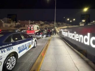 Pierde el control y se impacta contra banqueta