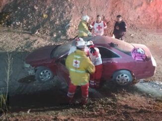 Mujer cae con su vehículo a canal en la colonia Dale tras perder el control