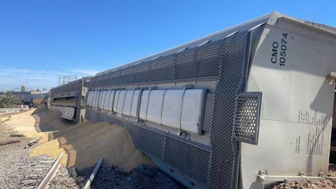 Tren cargado de granos descarrila en Culiacán