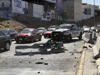 Conductora pierde el control y se estrella contra muro en La Cantera