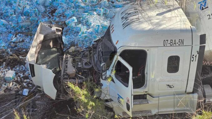 Tráiler cargado con agua embotellada cae al Río Chuvíscar tras salida de en Libramiento Oriente