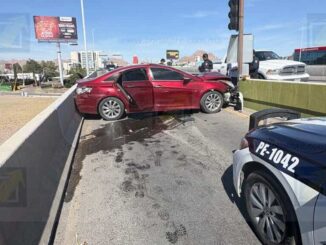 Fuerte choque en puente de la Teófilo Borunda deja daños materiales y cuatro personas lesionadas