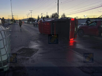 Volcadura tras choque entre pickup y sedán en la carretera Cuauhtémoc deja dos conductores lesionados