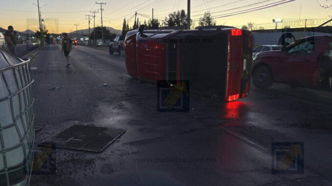 Volcadura tras choque entre pickup y sedán en la carretera Cuauhtémoc deja dos conductores lesionados