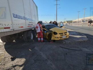 Tráiler impacta a automóvil en avenida Tecnológico; una mujer lesionada