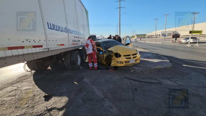 Tráiler impacta a automóvil en avenida Tecnológico; una mujer lesionada