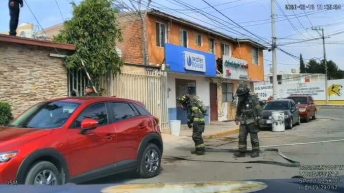 Rescataron Bomberos a pareja y sus cuatro perritos tras incendio en su vivienda