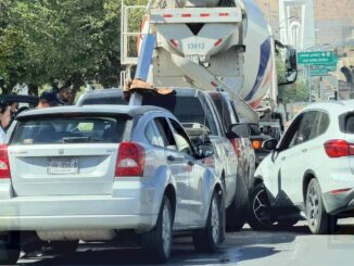 Conductora provoca carambola y caos vial al frenar repentinamente