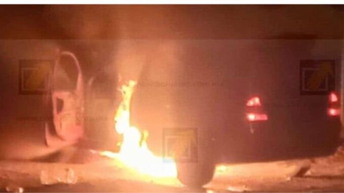 Localizan vehículo incendiado con dos cuerpos calcinados en la colonia Crucero