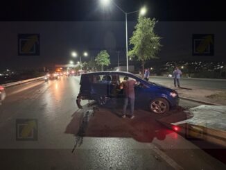 Tráiler choca con vehículo que vuelca en avenida Pacheco; conductor intenta escapar