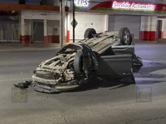 Vuelca vehículo de plataforma en el Juventud; una pasajera lesionada