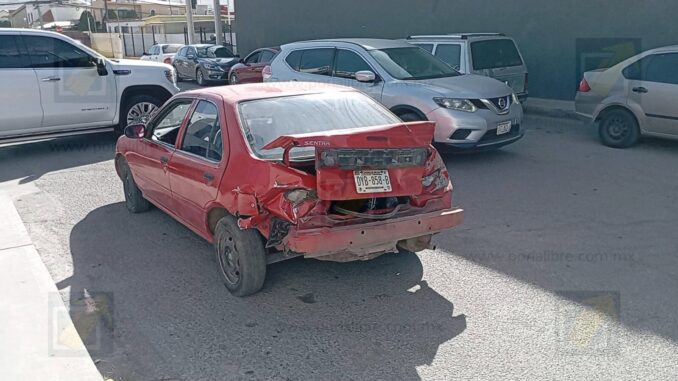 Choque entre dos vehículos en la avenida Tecnológico; madre y bebé al hospital