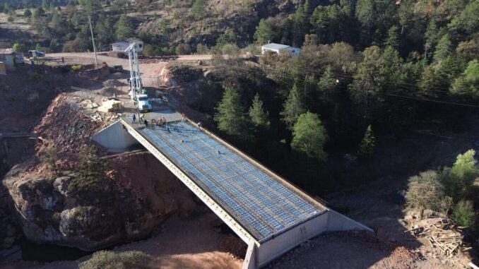 Trabaja SCOP en construcción de puente vehicular en Bahuichivo, Urique